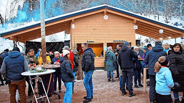 Der neue Schönenbacher Grill- und Festplatz bewährt sich beim „Winterzauber am Bach“. Zahlreiche Besucher nehmen das neue Angebot wahr. ...