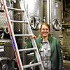 Rebecca Röhrenbach im Keller des Betriebs. Ihr Urgroßvater Albert schmuggelte vor 100 Jahre Reben der Sorte Müller-Thurgau nach Baden.