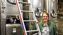 Rebecca Röhrenbach im Keller des Betriebs. Ihr Urgroßvater Albert schmuggelte vor 100 Jahre Reben der Sorte Müller-Thurgau nach Baden.