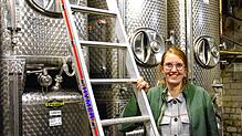 Rebecca Röhrenbach im Keller des Betriebs. Ihr Urgroßvater Albert schmuggelte vor 100 Jahre Reben der Sorte Müller-Thurgau nach Baden.