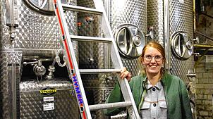 Rebecca Röhrenbach im Keller des Betriebs. Ihr Urgroßvater Albert schmuggelte vor 100 Jahre Reben der Sorte Müller-Thurgau nach Baden.