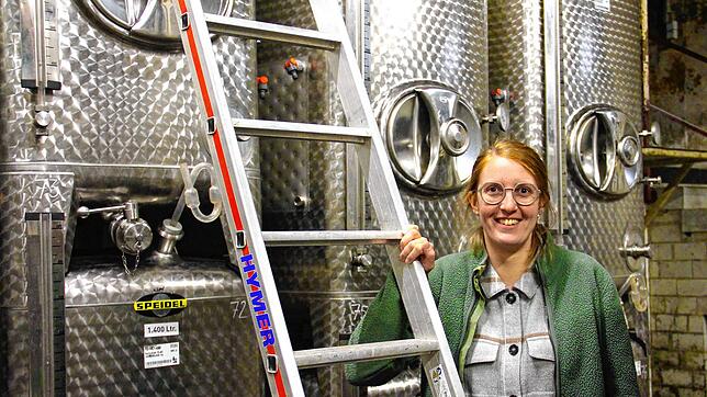 Rebecca Röhrenbach im Keller des Betriebs. Ihr Urgroßvater Albert schmuggelte vor 100 Jahre Reben der Sorte Müller-Thurgau nach Baden.