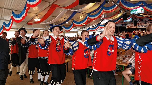 Bild 7: Waldshuter Chilbi 2025: Volles Haus beim 57. Wunschkonzert des Musikzugs St. Florian - das sind die schönsten Bilder