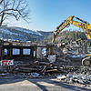 Die Ruine des weitgehend aus Holz gebauten mehrstöckigen Hauses des Drei-Sterne-Restaurants Schwarzwaldstube des Hotel Traube Tonbach, ...