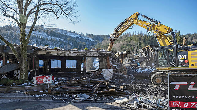 Die Ruine des weitgehend aus Holz gebauten mehrstöckigen Hauses des Drei-Sterne-Restaurants Schwarzwaldstube des Hotel Traube Tonbach, ...