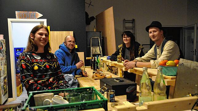 Die Theke steht, die Mitglieder des Teestubenvereins haben den Umzug in den Neubau des Jugentreffs Teestube geschafft und sind stolz auf ...