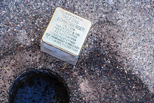 Für die Verlegung des Stolpersteins wurde das Loch bereits in den Asphalt gebohrt.