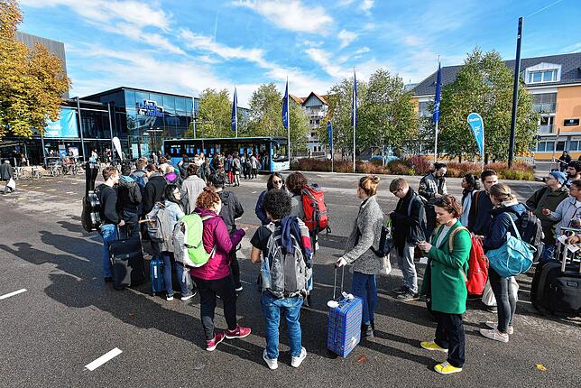 Donaueschinger Musiktage-Sonntag 2019: Eine fröhliche Warteschlange vor dem Gepäckbus. Was bringt das Jahr 2020? Bild: Roland Sigwart