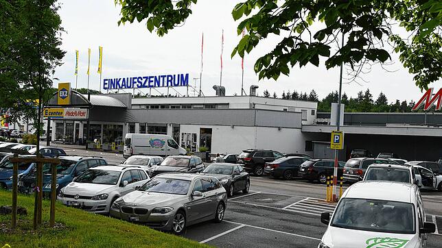 Der Parkplatz des Singener Einkaufszentrums EKZ beim ganz normalen frühabendlichen Einkaufsbetrieb. Am Samstagabend fanden sich auf ...