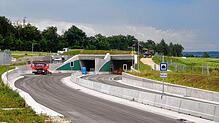 Das nördliche Portal des Tunnels bei der Waldsiedlung. Rechts (Richtung Konstanz) darf der Verkehr auf beiden Spuren fahren, links aus ...