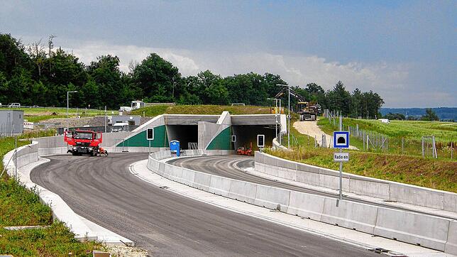 Das nördliche Portal des Tunnels bei der Waldsiedlung. Rechts (Richtung Konstanz) darf der Verkehr auf beiden Spuren fahren, links aus ...