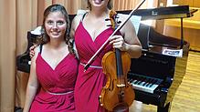 Die in Bad Säckingen geborenen Classic-Twins Hanna und Katrin Friedrich beim Sigma-Konzert. Bild: Marianne Bader