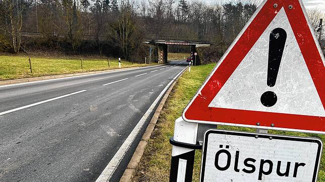 Einen Tag nach dem Unfall weist nur noch ein Schild auf den ungewöhnlichen Vorfall in Neuhausen hin. Die Durchfahrt der Bahnunterführung ...