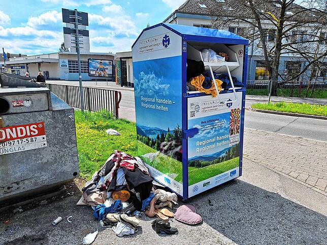 Ein überfüllter Container wie hier in der Villinger Warenburgstraße Ende April 2025: Das Ablegen weiterer Textilien neben dem Behälter ...