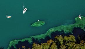 Aus der Luft wirkt es friedlich im Bereich des Teufelstischs, wie diese Aufnahme von 2020 zeigt. Doch durch die Wasserfarbe lässt die ...