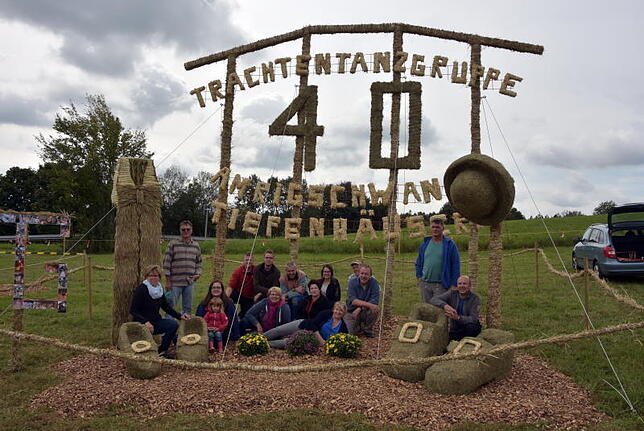 Trachtentanzgruppe Amrigschwand-Tiefenhäusern: Das Bild zeigt die Vereinsmitglieder mit ihrem Vorsitzenden Bernd Vogelbacher (Dritter ...