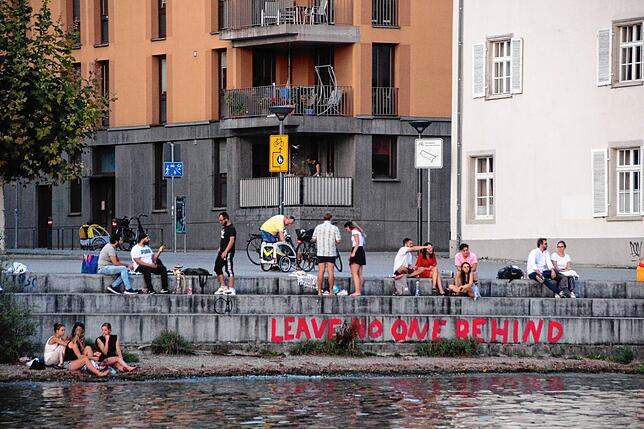 Gegen 20 Uhr füllt sich die Promenade mit Menschen, die hier einen lauen Spätsommerabend verbringen wollen. Die deutliche Mehrzahl ...