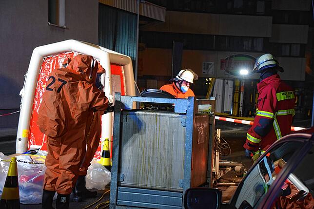 Bild 16: Gefahrgut-Unfall in Zizenhausen: Bilder vom kräftezehrenden Feuerwehreinsatz