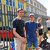 Sie freuen sich auf ein Wochenende mit Freunden und Musik: Patrick und Jonathan (von links) bei der Haltestelle des Shuttlebusses, der ...