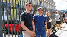 Sie freuen sich auf ein Wochenende mit Freunden und Musik: Patrick und Jonathan (von links) bei der Haltestelle des Shuttlebusses, der ...