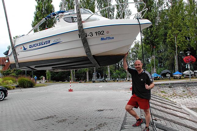 Ruben Birkle musste sein Boot in Iznang aus dem Schlamm ziehen und lässt es hier aus dem See heben. Für ihn ist die Saison beendet. So ...