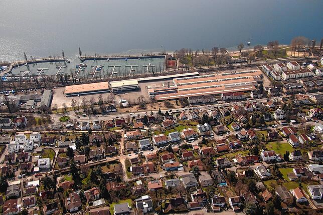 Das Kramerareal. Zwischen Werksgelände und Bodensee verläuft eine Bahnlinie.