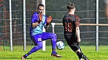 Jens Böger vom VfB Villingen (links) im Einsatz gegen den FC Löffingen (Silas Vogt). In einer torreichen Partie konnten sich die ...