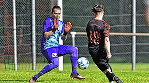 Jens Böger vom VfB Villingen (links) im Einsatz gegen den FC Löffingen (Silas Vogt). In einer torreichen Partie konnten sich die ...