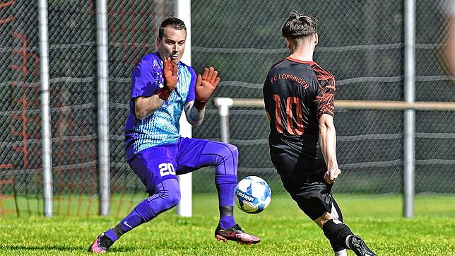Jens Böger vom VfB Villingen (links) im Einsatz gegen den FC Löffingen (Silas Vogt). In einer torreichen Partie konnten sich die ...