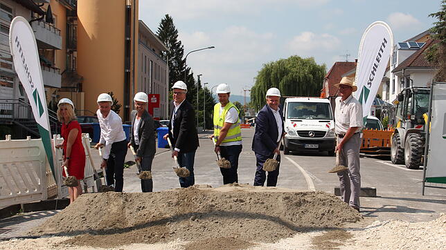 Spatenstich in der Konstanzer Straße: (von links) Waltraud Fuchs, FGL-Stadträtin, Uwe Negraßus, Leiter des Fachbereichs Tiefbau und ...