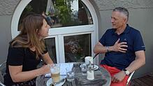 Michael H.Linnig erklärt SÜDKURIER-Redakteurin Stefanie Nosswitz bei einem Kaffee im Café di Coppola, wie wichtig es ist, auf sich ...
