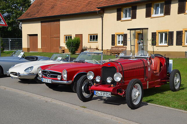 Schicke Oldtimer erzählen Autogeschichte.