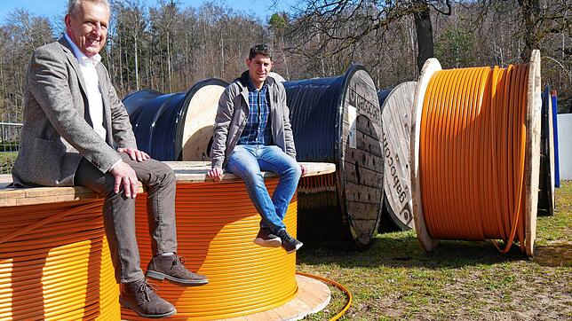 Startschuss für den Glasfaser-Ausbau in Aach: Bürgermeister Manfred Ossola (links) und der Aacher Hauptamtsleiter Florian Rapp geben bei ...