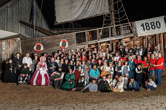 Die Theatergemeinschaft von „Zwischen den Welten“ vor dem Theaterschiff. Für jeden gab es als kleines Dankeschön eine rote Rose.
