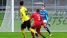Den Ball hielt der Überlinger Torhüter Maximilian Ritzler, der Denkinger Thorsten Ruddies hatte in der Szene das Nachsehen, Jannik ...
