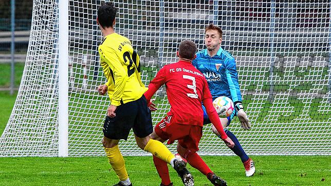 Den Ball hielt der Überlinger Torhüter Maximilian Ritzler, der Denkinger Thorsten Ruddies hatte in der Szene das Nachsehen, Jannik ...