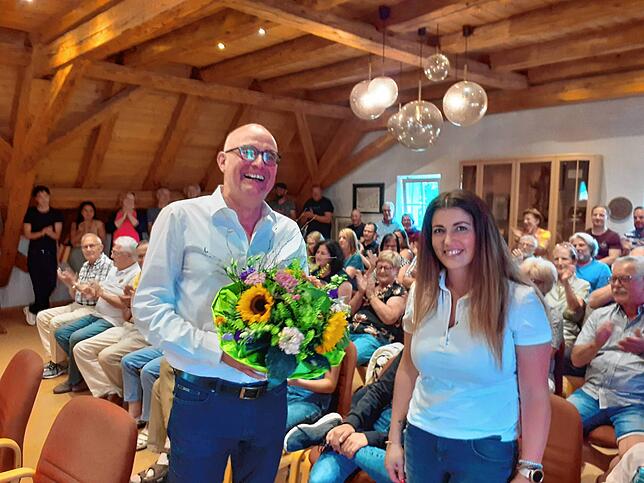 Bürgermeisterstellverterter Richard Wagner dankt Giuseppina Wiener für den familiären Rückhalt.