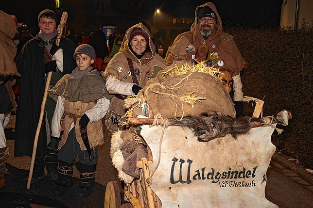 Das Waldgesindel aus Marbach treibt sich beim Nachtumzug in Pfaffenweiler herum.