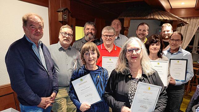 Imkerverein ehrt verdiente Mitglieder (von links): Werner Leber, Ralf Fricker, Katharina Michel, Dieter Silberzahn, Edgar Koller, Harald ...