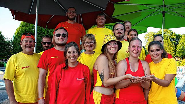 Immer mit guter Laune. Die Beckenaufsicht im Freibad Lauchringen. Ohne den Einsatz der ehrenamtlichen Mitarbeiter der DLRG Lauchringen ...