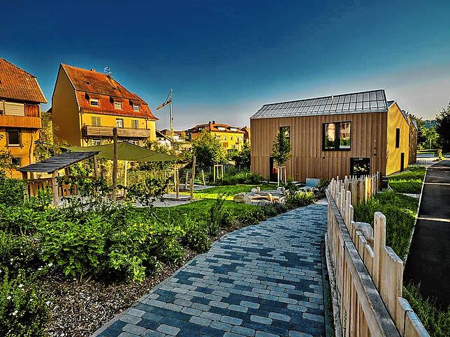 Zur Kindertagesstätte in der Mühle (rechts) gehört auch eine Freifläche, die teilweise als Garten genutzt wird.
