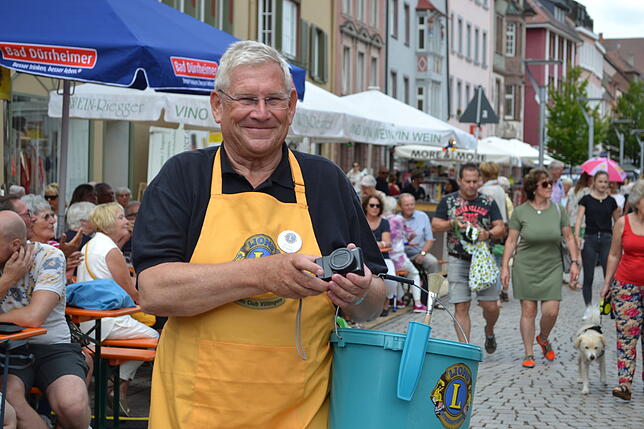 Bild 12: 16. Weinfest der Villinger Lions: Beste Stimmung bei schlechtem Wetter
