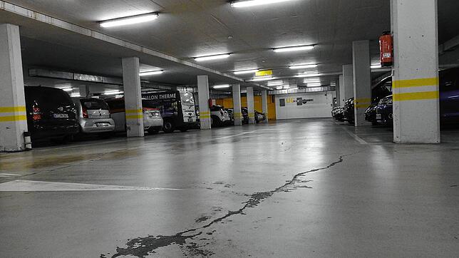 Risse im Boden &ndash; die städtischen Tiefgaragen haben sichtbare Schäden. Doch entgegen erster Annahmen seien Statik und ...
