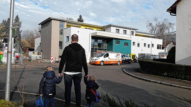 Eltern, die auf eine Ausweitung des Betreuungsangebots an den Kindergärten hoffen, müssen sich noch in Geduld üben. Symbolbild: Monika ...