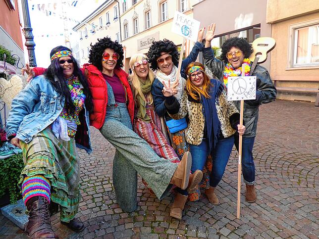 &bdquo;Peace on Earth&ldquo;: Die Hippies von der Frauenfasnet und dem Kirchenchor singen und tanzen für den Frieden.