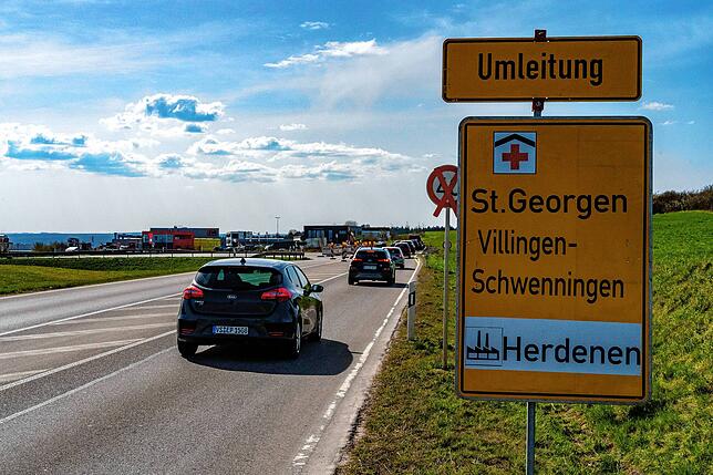 Wer von der her B523 her kommt wird direkt auf die Umleitungsstrecke geführt.