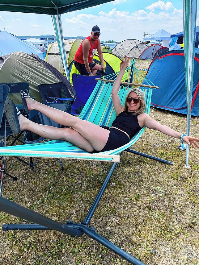 Für Lena aus Stuttgart ist Komfort alles – auch beim Zelten auf dem Festival-Gelände.