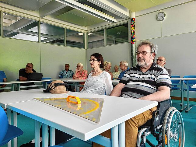 Fast wie damals: Beim Besuch der Schule sitzen die ehemaligen Abiturienten wieder auf den Schulbänken in ihrem alten Klassenzimmer. ...