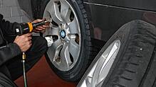 In den Werkstätten werden derzeit die Räder gewechselt. Kaum ein Autobesitzer macht das heute noch selbst. Anders war das hingegen beim ...