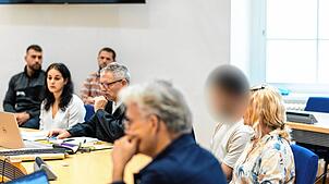 Wegen dreifachem Totschlags und versuchtem Totschlags muss sich ein 19-Jähriger (2.v.r) vor dem Landgericht Waldshut-Tiengen ...